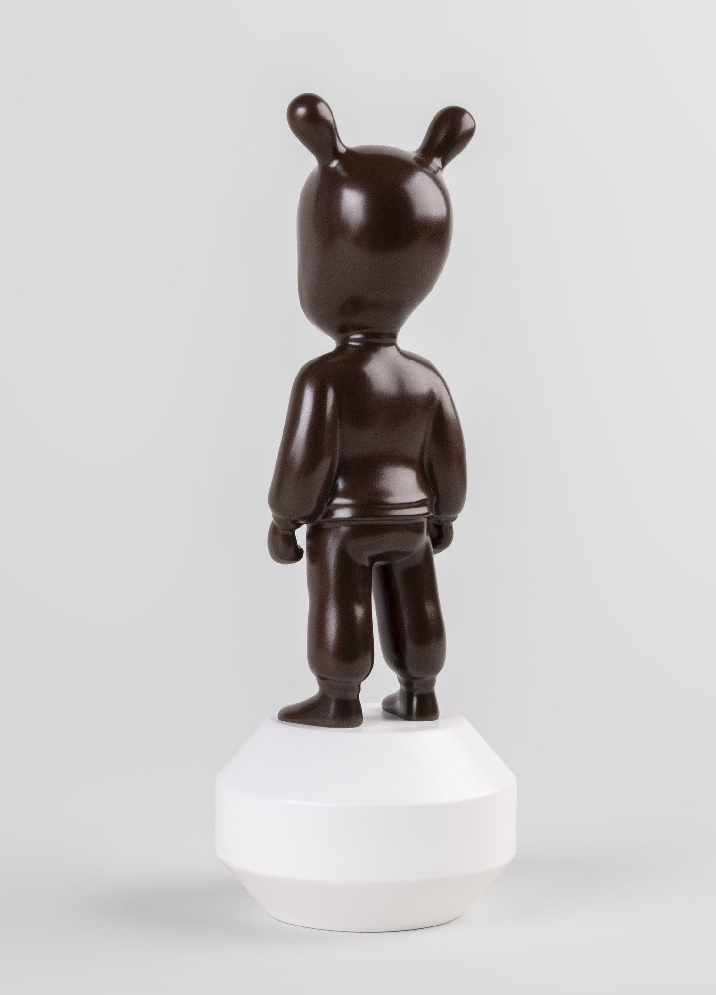 Braun-weißer Materialkontrast in eleganter, reduzierter Form