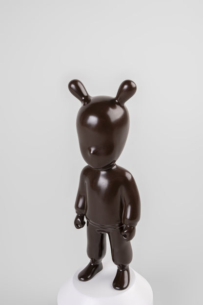 Porzellanfigur auf geometrisch weißem Sockel in Kontrastoptik