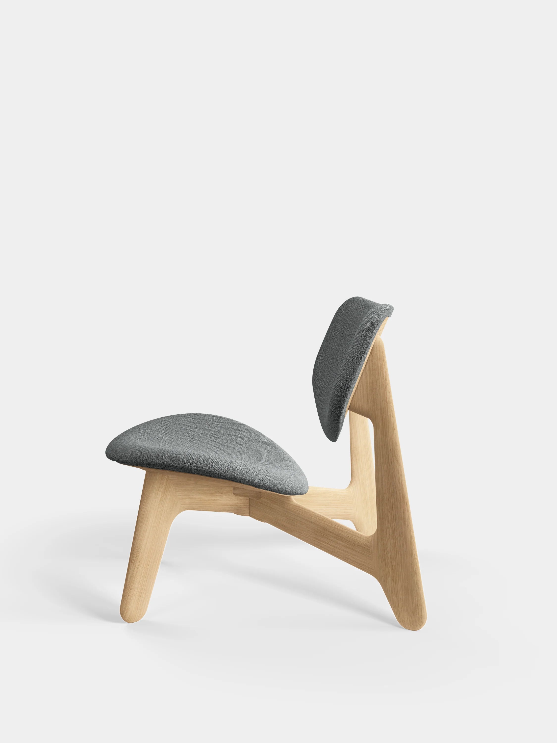 Slab Lounge Chair aus Holz und Kvadrat Stoff von Tom Dixon, klare Linien und natürliche Materialien im modernen Raum