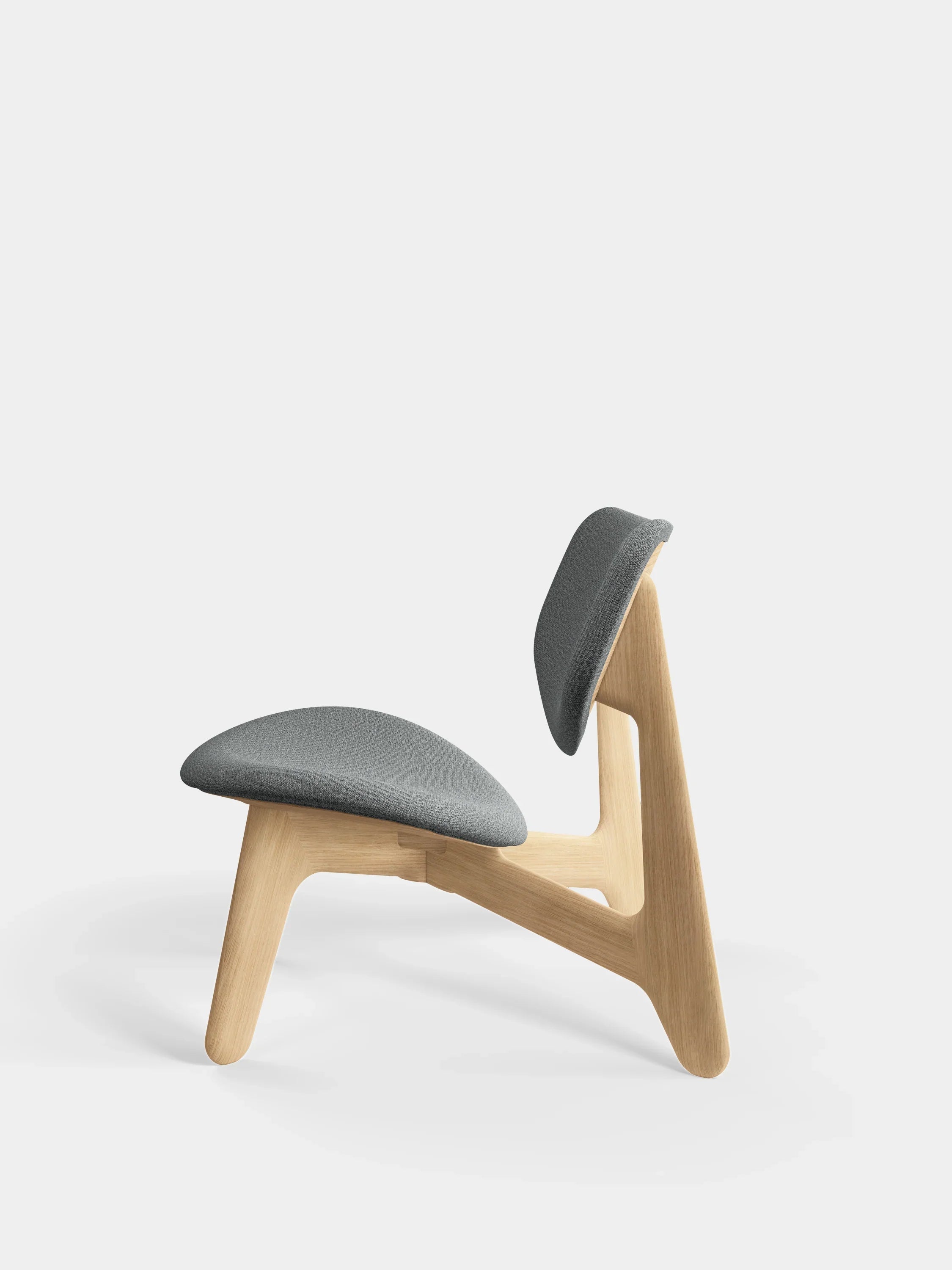 Slab Lounge Chair aus Holz und Kvadrat Stoff von Tom Dixon, klare Linien und natürliche Materialien im modernen Raum