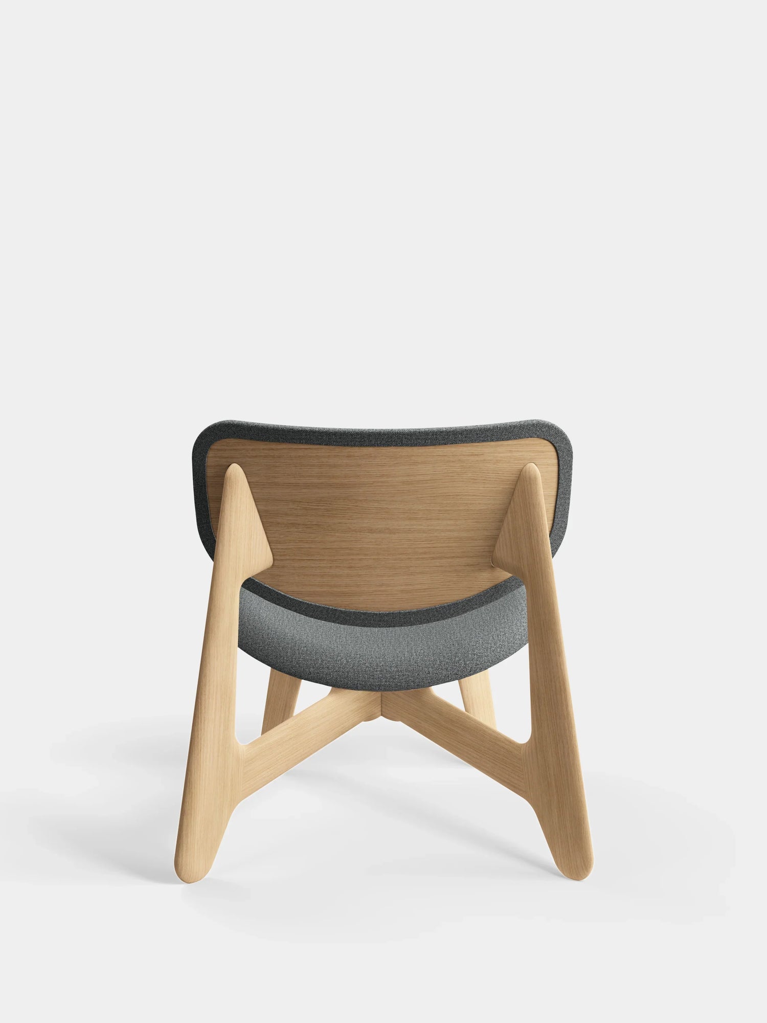 Design Sessel Slab Natural Wood Lounge Chair von Tom Dixon mit gebürsteter Eiche und weichem grauen Wollstoff im Interior