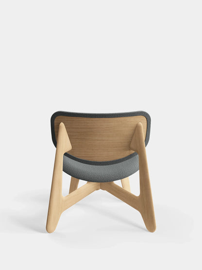 Design Sessel Slab Natural Wood Lounge Chair von Tom Dixon mit gebürsteter Eiche und weichem grauen Wollstoff im Interior