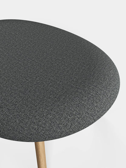 Design Ottoman Slab von Tom Dixon mit gebürsteter Eiche und weichem grauen Stoffbezug im stilvollen Wohnbereich