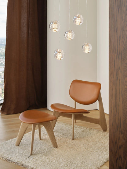 Design Hocker Slab Ottoman von Tom Dixon mit cognacfarbenem Leder und massiver Eichenholzstruktur im modernen Interior