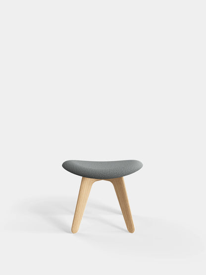 Moderner Slab Hocker aus Eiche und Kvadrat Hallingdal 65 Stoff in Grau, vielseitig einsetzbar als Sitz oder Fußhocker