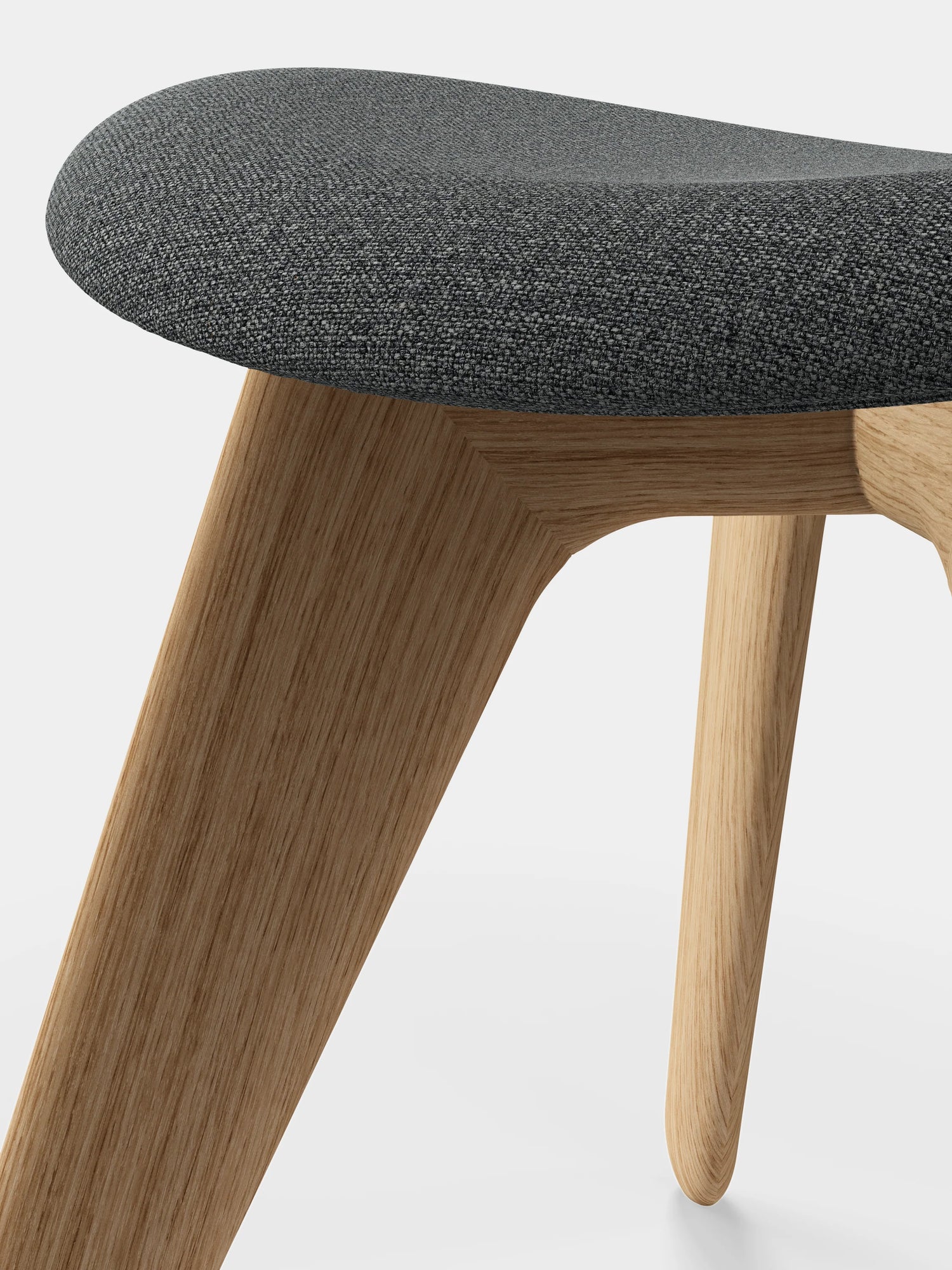 Slab Ottoman von Tom Dixon als minimalistischer Hocker aus Holz und Kvadrat Stoff, klare Formensprache im Interior