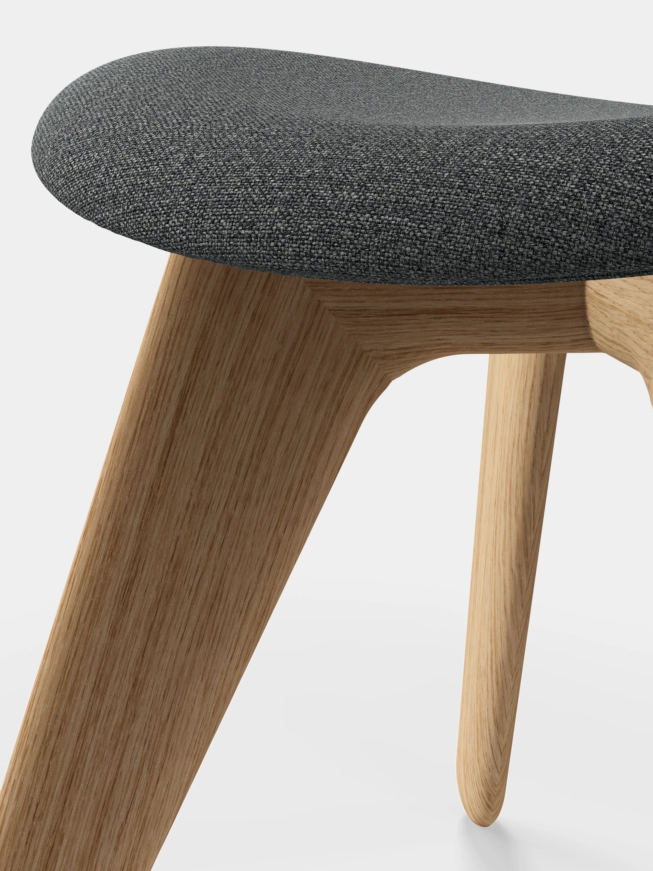 Slab Ottoman von Tom Dixon als minimalistischer Hocker aus Holz und Kvadrat Stoff, klare Formensprache im Interior