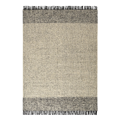 Der Teppich als zentrales Interior Element in einem minimalistischen, modernen Wohnraum.