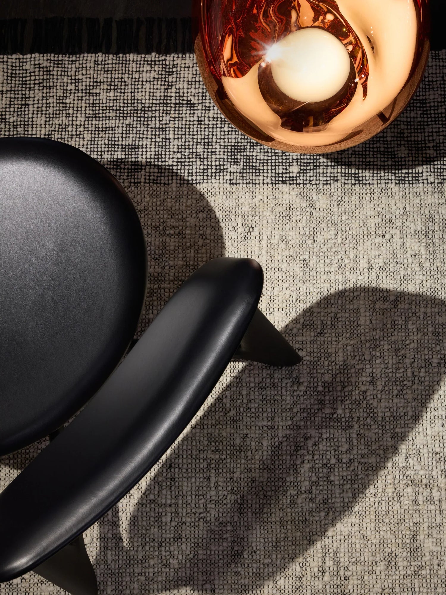 Der Speck Large Rug als großflächiger Designteppich in einem modernen Wohnraum mit monochromer Farbgebung.