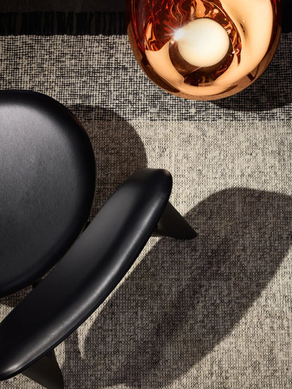 Der Speck Large Rug als großflächiger Designteppich in einem modernen Wohnraum mit monochromer Farbgebung.
