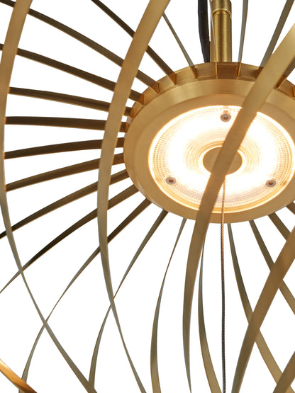 Spring Medium LED Pendelleuchte von Tom Dixon aus poliertem Messing, minimalistisch entfaltet mit warmem Licht im modernen Wohnraum