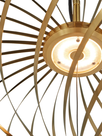 Spring Medium LED Pendelleuchte von Tom Dixon aus poliertem Messing, minimalistisch entfaltet mit warmem Licht im modernen Wohnraum