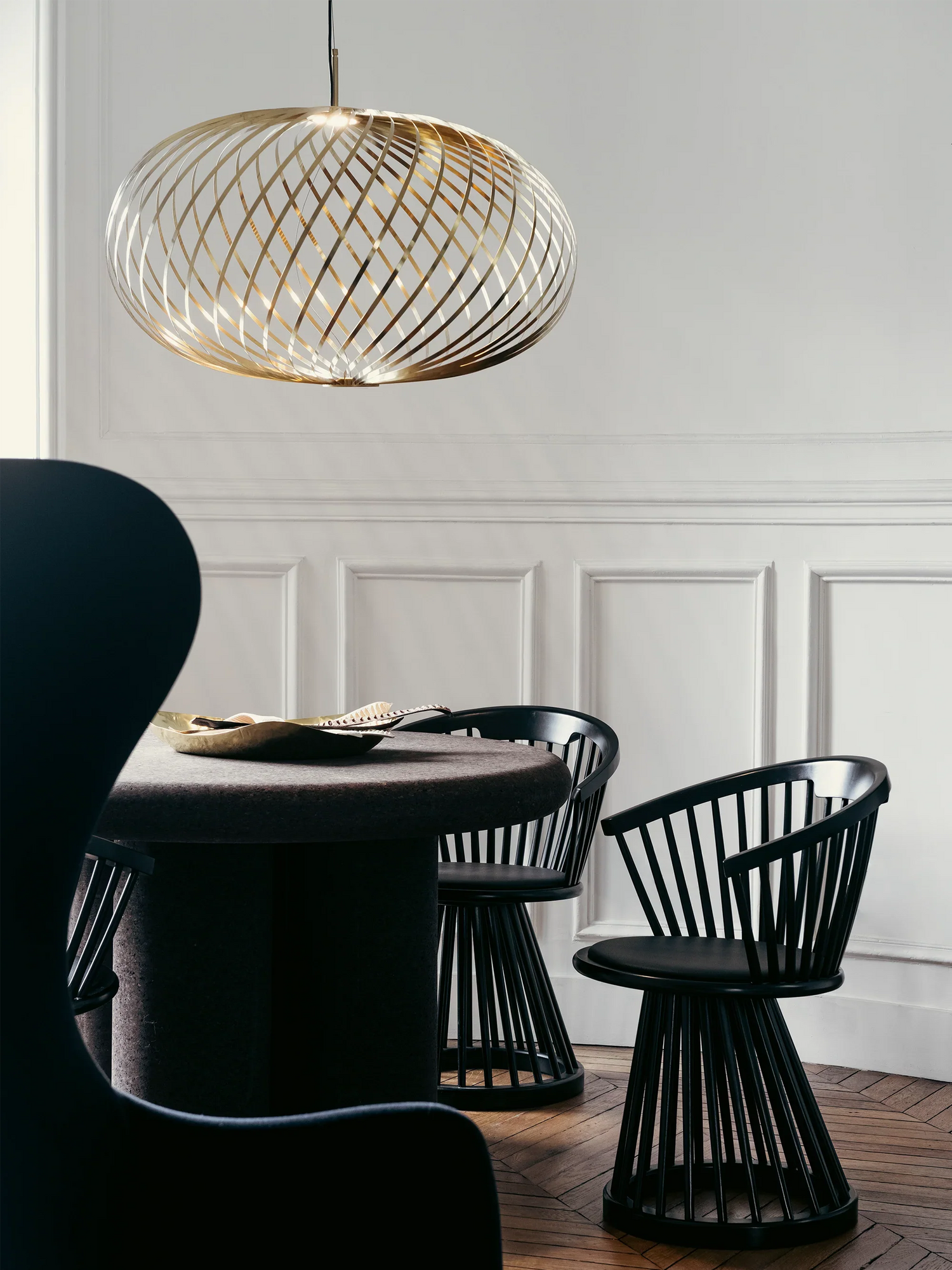Flexible Spring Pendelleuchte aus Edelstahl mit Messing Finish von Tom Dixon, offen expandiert in dynamischer Lichtform mit LED Lichtquelle