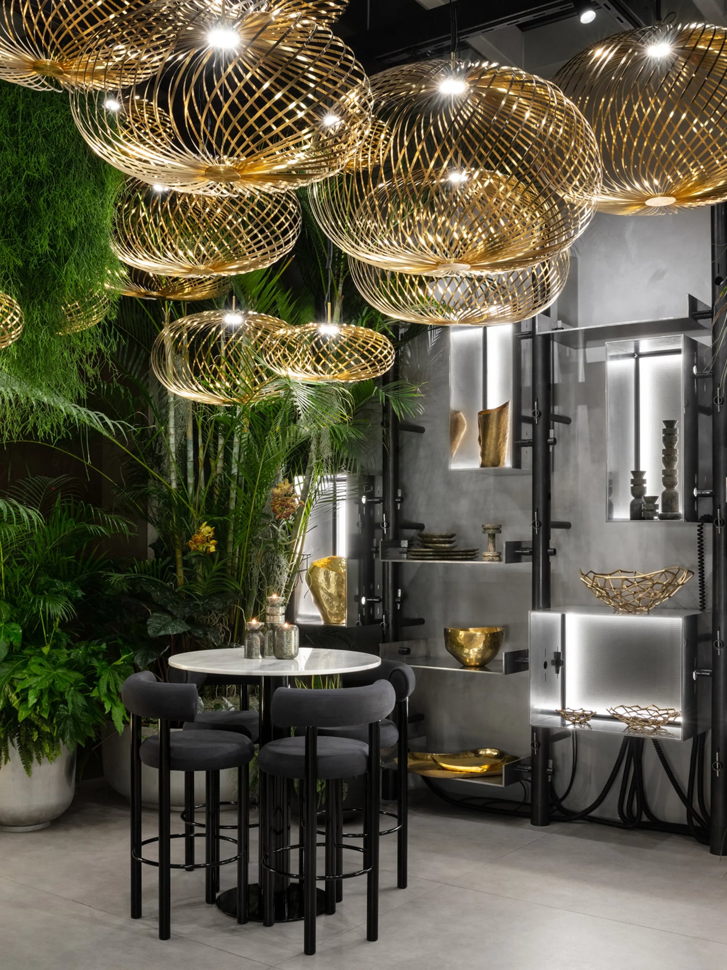 Spring Small ausziehbare Pendelleuchte von Tom Dixon aus poliertem Messing, kompakte Form mit flexibler Edelstahlstruktur und LED Beleuchtung im modernen Raum