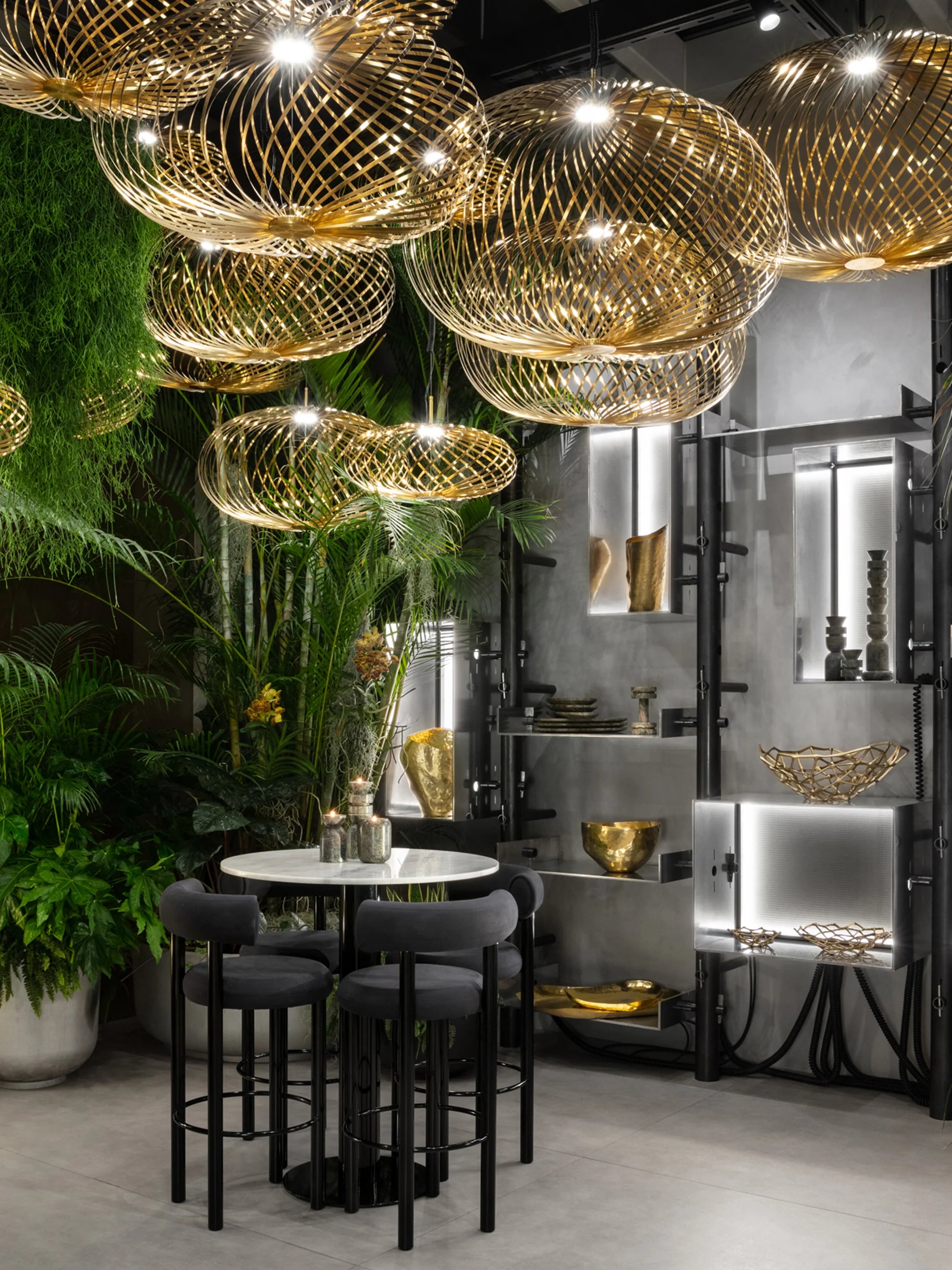 Spring Small ausziehbare Pendelleuchte von Tom Dixon aus poliertem Messing, kompakte Form mit flexibler Edelstahlstruktur und LED Beleuchtung im modernen Raum