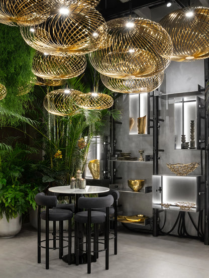 Spring Small ausziehbare Pendelleuchte von Tom Dixon aus poliertem Messing, kompakte Form mit flexibler Edelstahlstruktur und LED Beleuchtung im modernen Raum