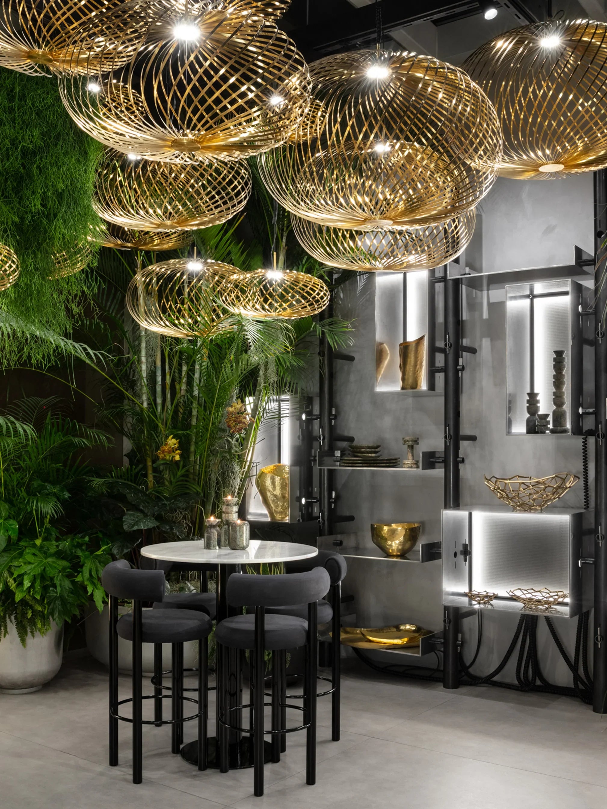 Spring Small ausziehbare Pendelleuchte von Tom Dixon aus poliertem Messing, kompakte Form mit flexibler Edelstahlstruktur und LED Beleuchtung im modernen Raum