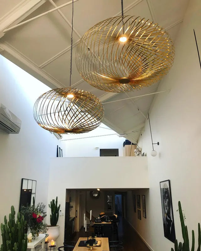 Flexible Spring Small LED Pendelleuchte von Tom Dixon mit filigranen Edelstahlbändern in Messingfinish, schwebende Lichtskulptur im Raum