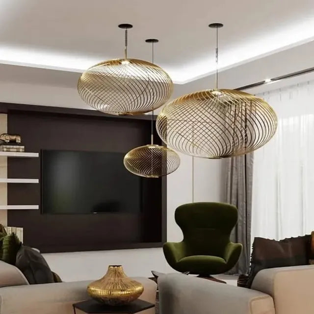 Skulpturale Spring Small Design Pendelleuchte mit expandierter Edelstahlstruktur in Messingoptik und integrierter LED Beleuchtung