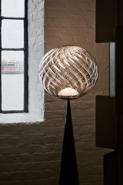 luxuriöse Stehleuchte WHIRL von Tom Dixon - Whirl Fat Cone Floor Light silber/schwarz – aus verspiegeltem Polycarbonat