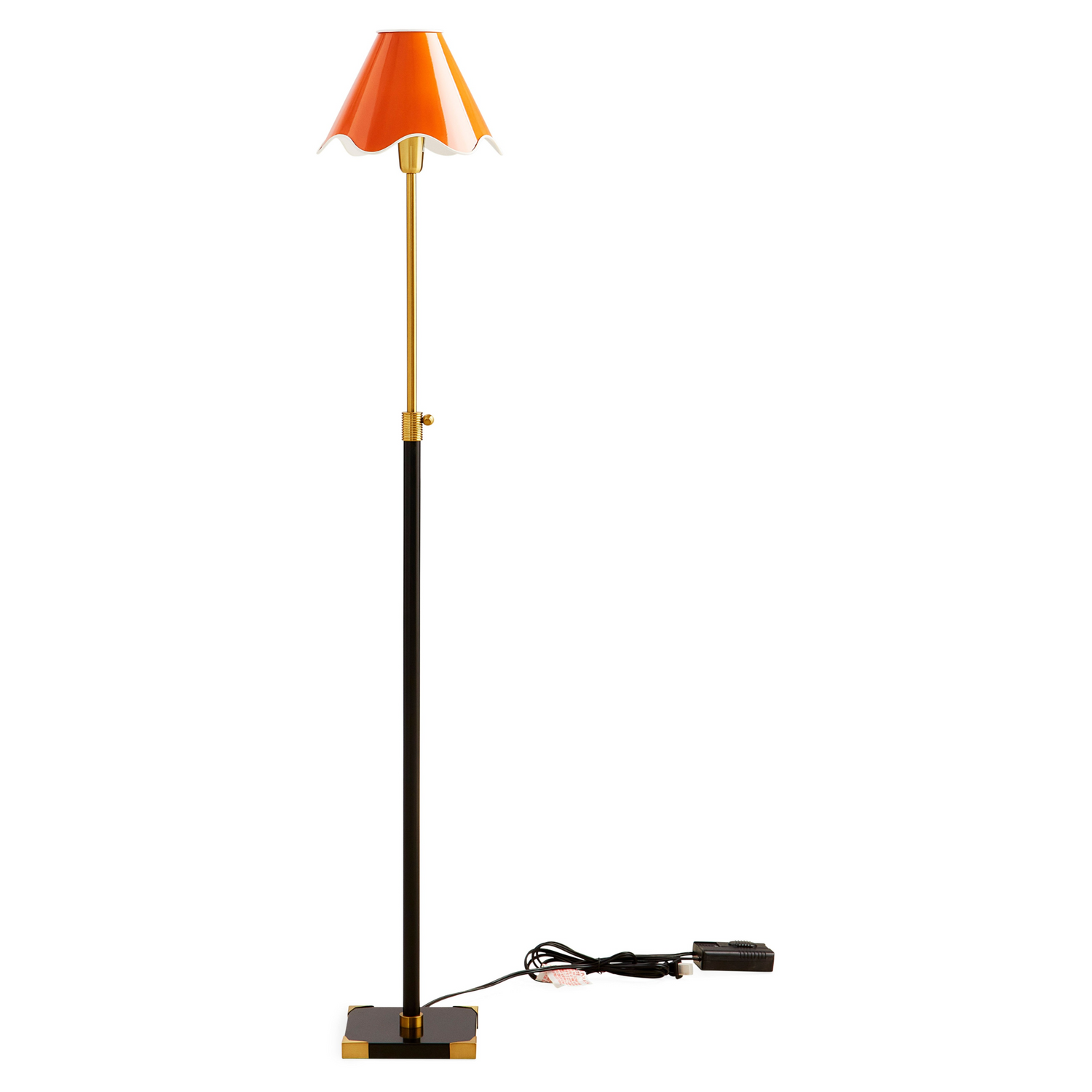 Designer-Stehleuchte mit orangefarbenem Schirm und Messingakzenten.