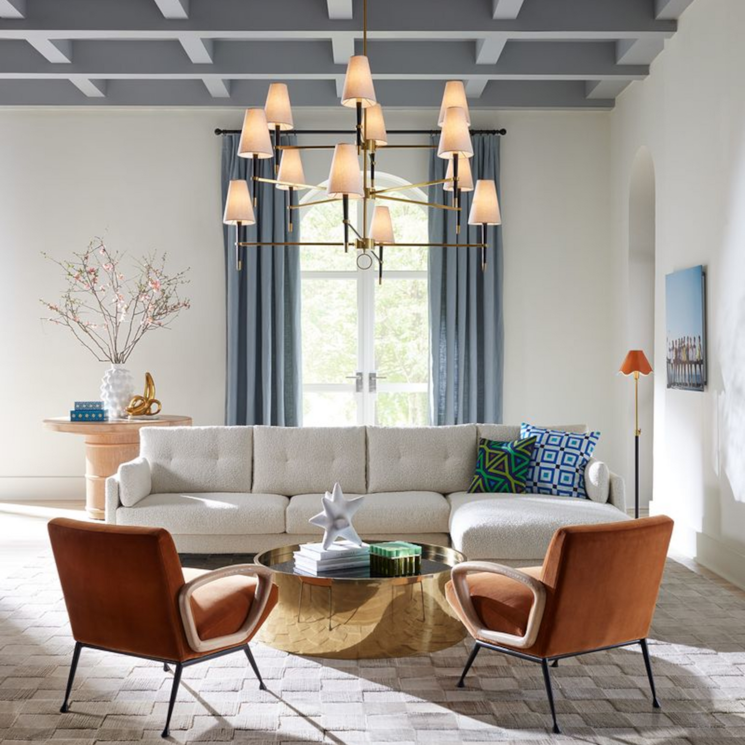 Detailansicht der Messingakzente an der Stehleuchte.