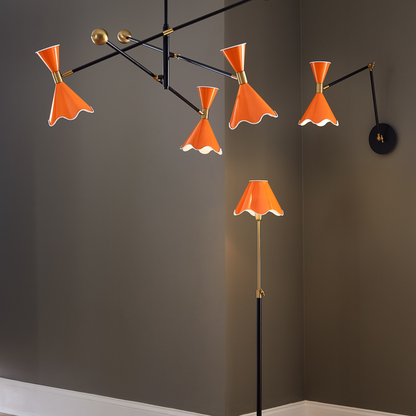 Nahaufnahme des orangefarbenen Schirms mit weißem Rand.