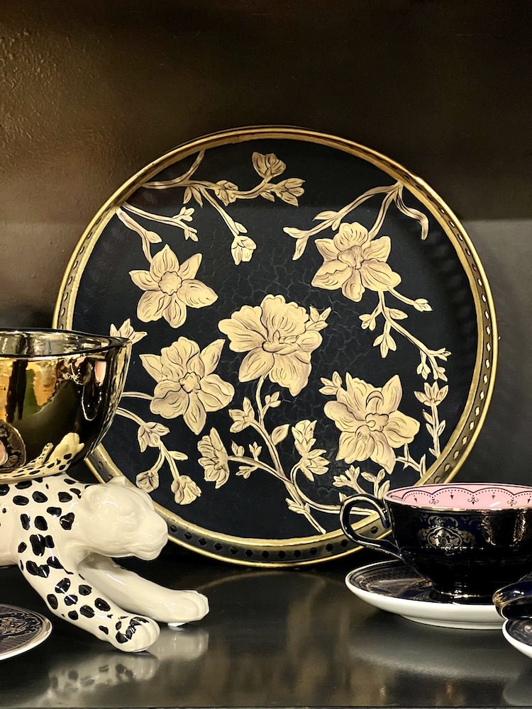 rundes Tablett weisse Blume