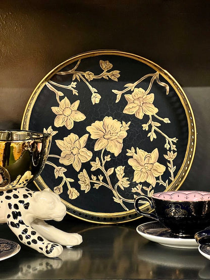 rundes Tablett weisse Blume