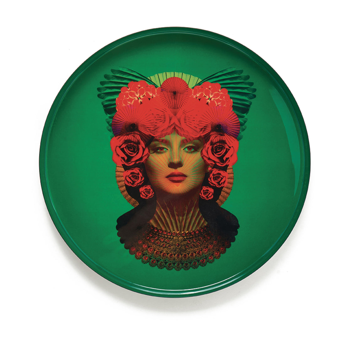 Rundes Tablett aus grün emailliertem Eisen mit farbenfrohem Porträtmotiv einer Frau mit roten Blüten im Haar.

