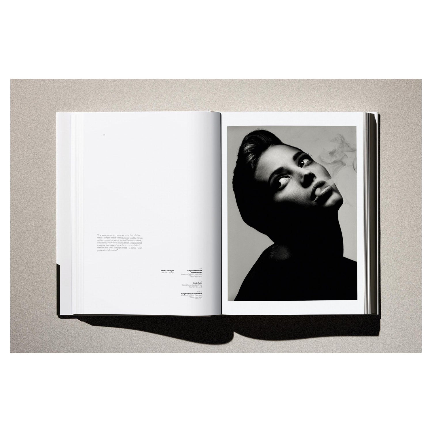 Schwarz-Weiß-Motiv des Covers als zentraler Blickfang.