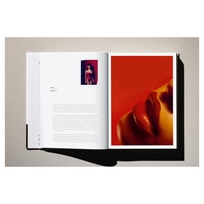 Der Bildband „Kaos“ von Albert Watson liegt flach auf hellgrauem Hintergrund.