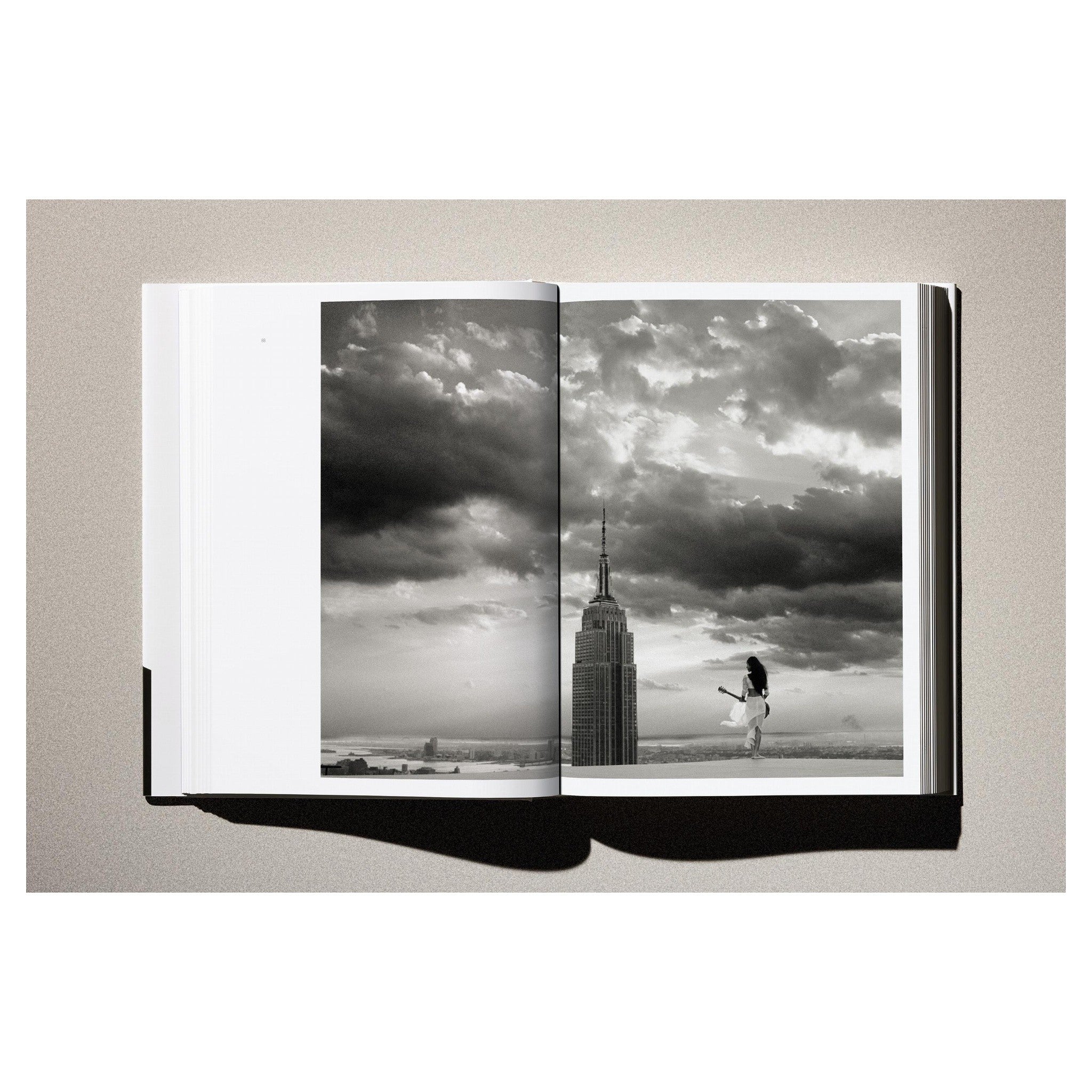 Minimalistisches Setting mit dem Buch „Albert Watson. Kaos“.