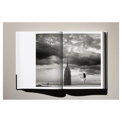 Minimalistisches Setting mit dem Buch „Albert Watson. Kaos“.