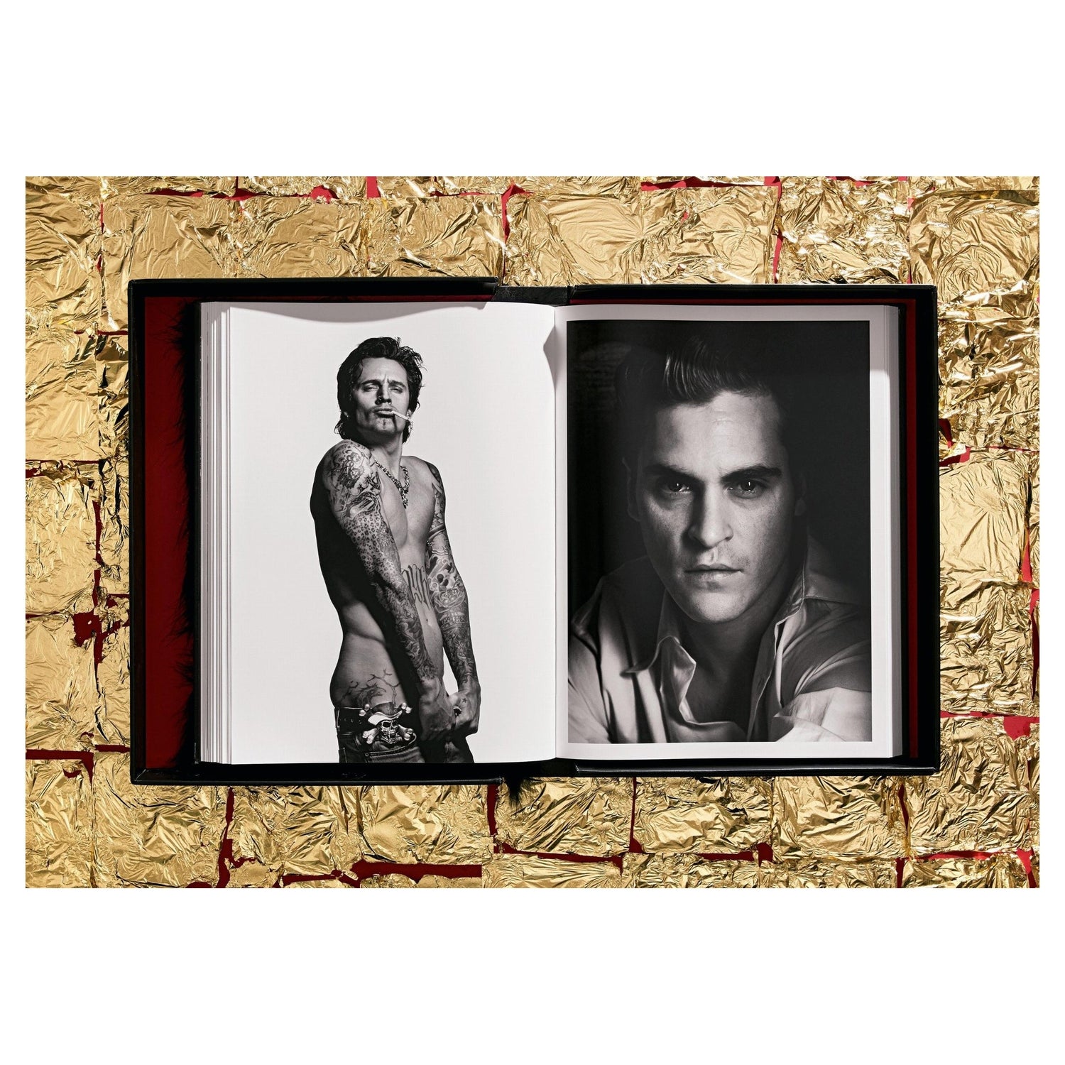 Kunstfell-Schuber in Schwarz mit weicher Textur.