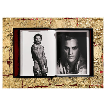 Kunstfell-Schuber in Schwarz mit weicher Textur.