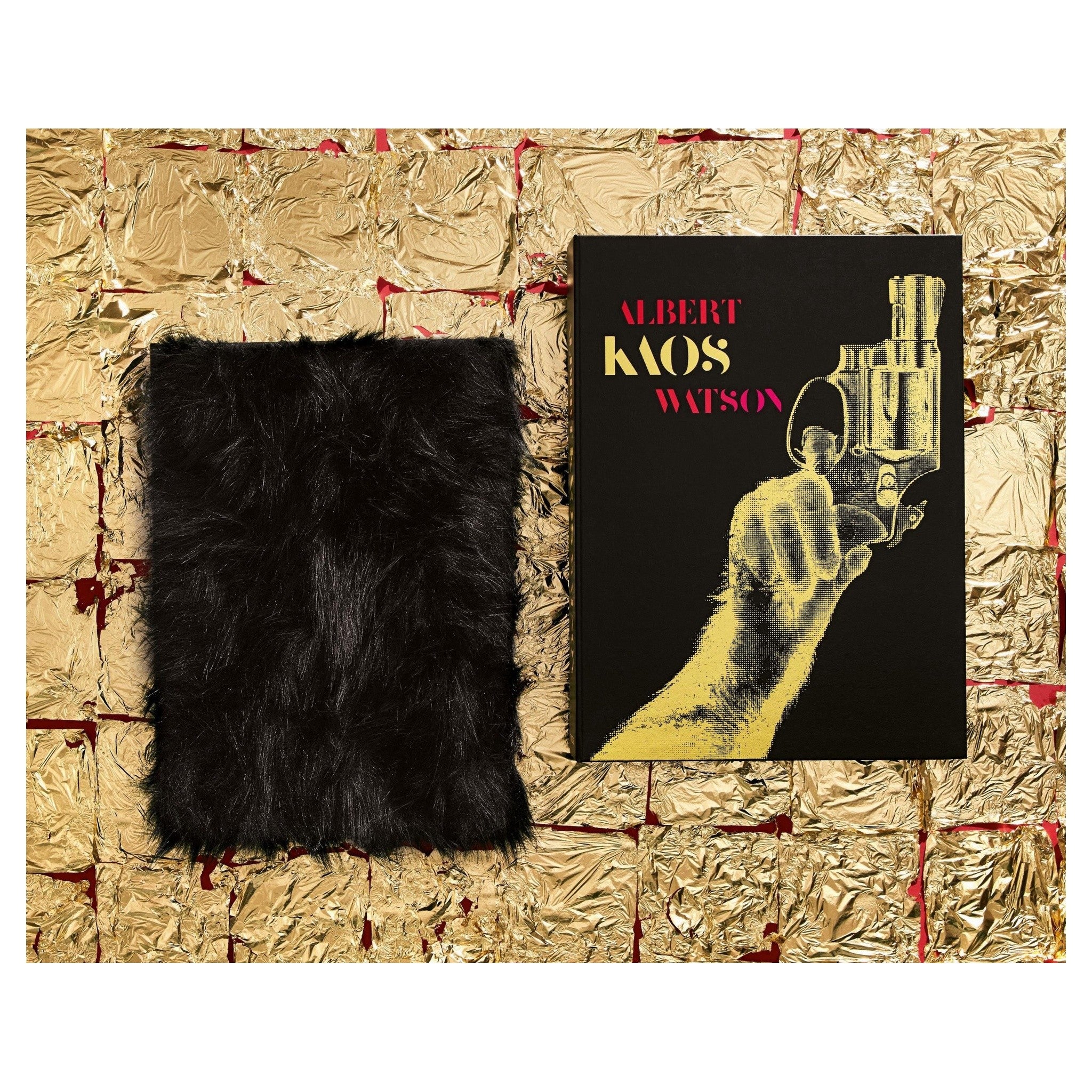 Kontrastreiches Motiv auf mattschwarzem KAOS-Umschlag.