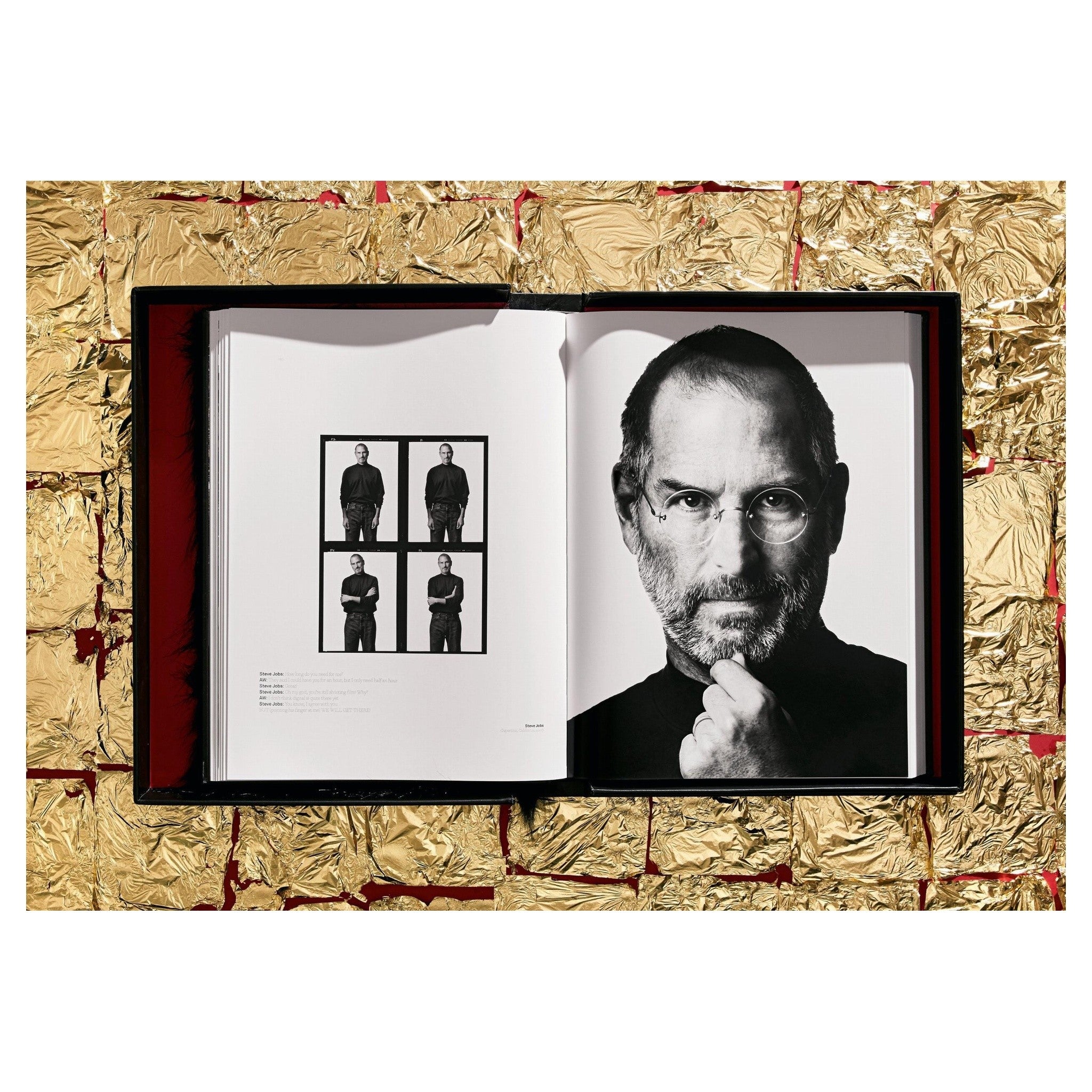 Schwarzes Fellmaterial als Schuber im luxuriösen Look.