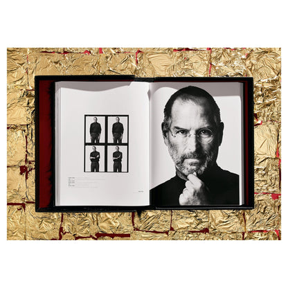 Schwarzes Fellmaterial als Schuber im luxuriösen Look.