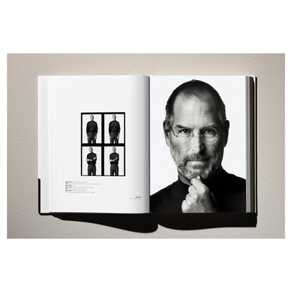 Der Fotoband „Kaos“ mit dem ikonischen Revolver-Motiv in Schwarz-Weiß präsentiert.