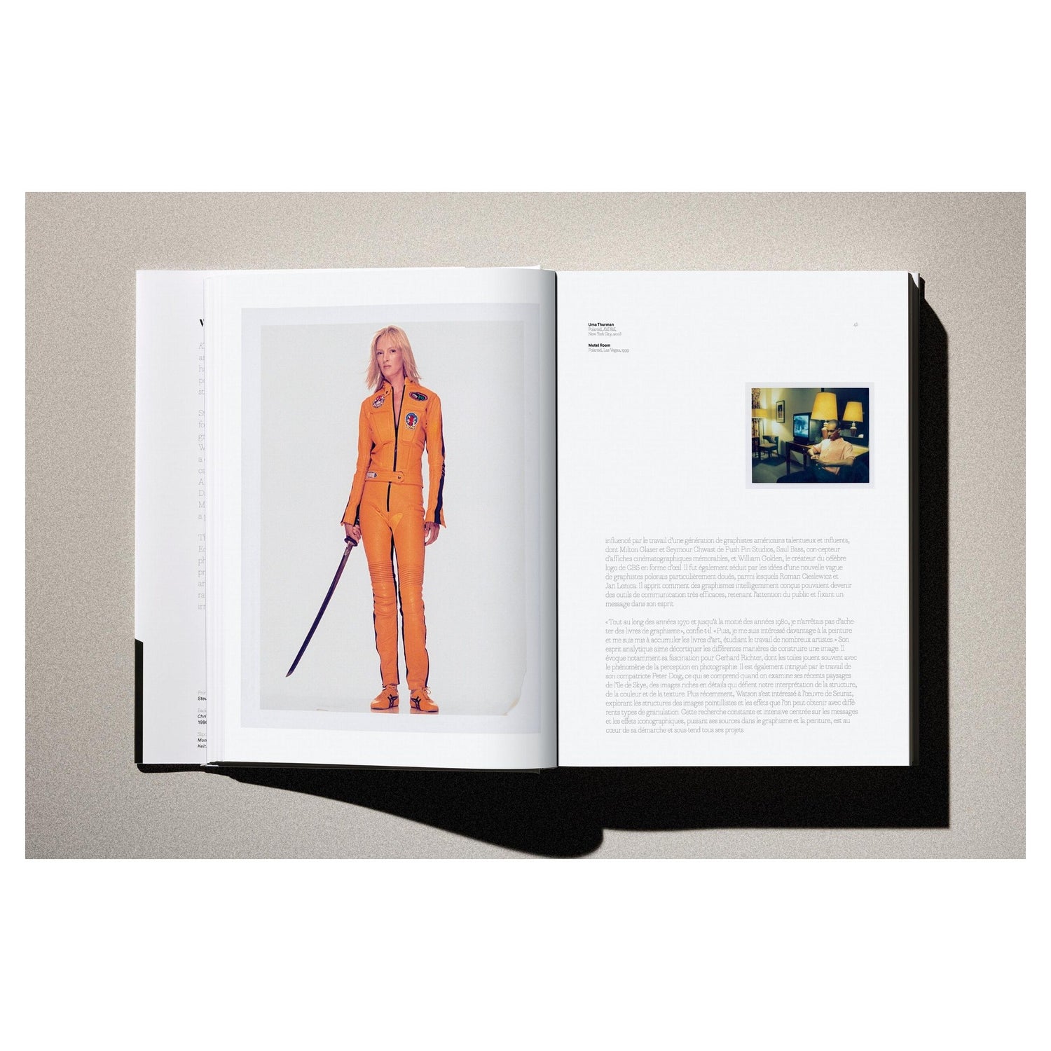 Großformatiger Fotoband „Kaos“ vor strukturiertem Hintergrund.