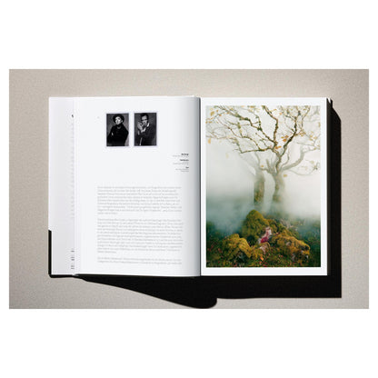 Stilvolle Studioaufnahme des Buchrückens von „Albert Watson. Kaos“.