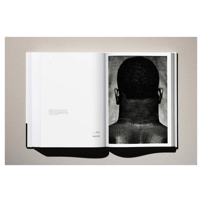 Präsentation des Art Editions Covers aus der Serie „Kaos“.
