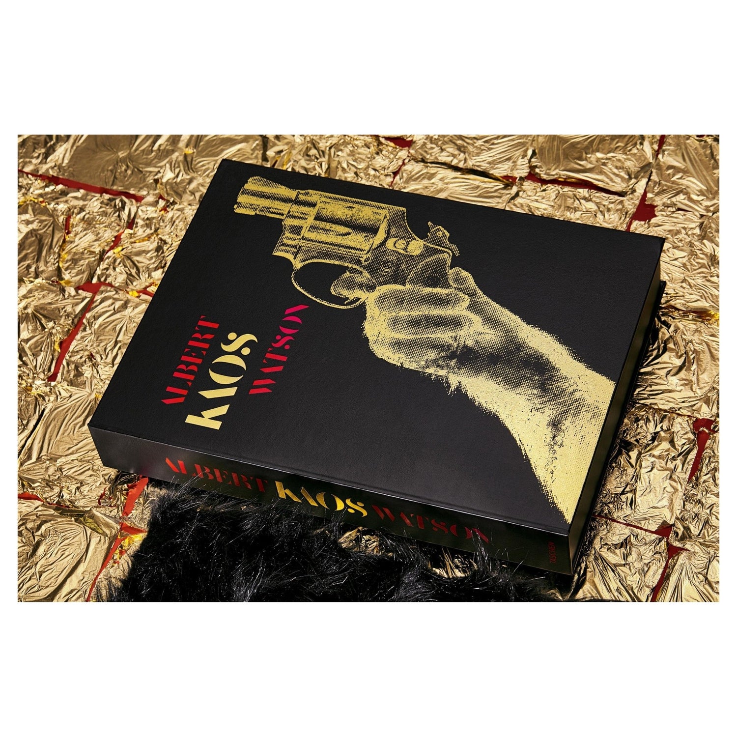 KAOS Collector’s Edition neben goldfarbenem Dekor.