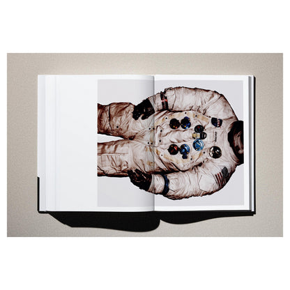 Seitenansicht des großformatigen Bildbands „Albert Watson. Kaos“.