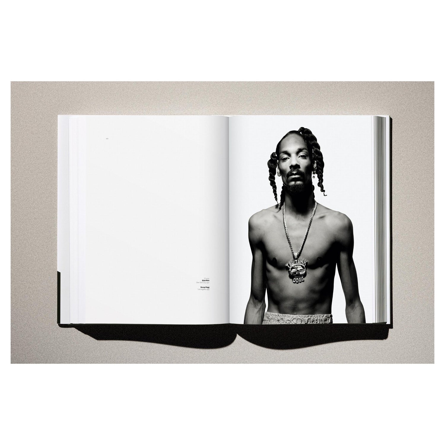 Produktaufnahme mit Fokus auf die Buchdicke und Bindung.