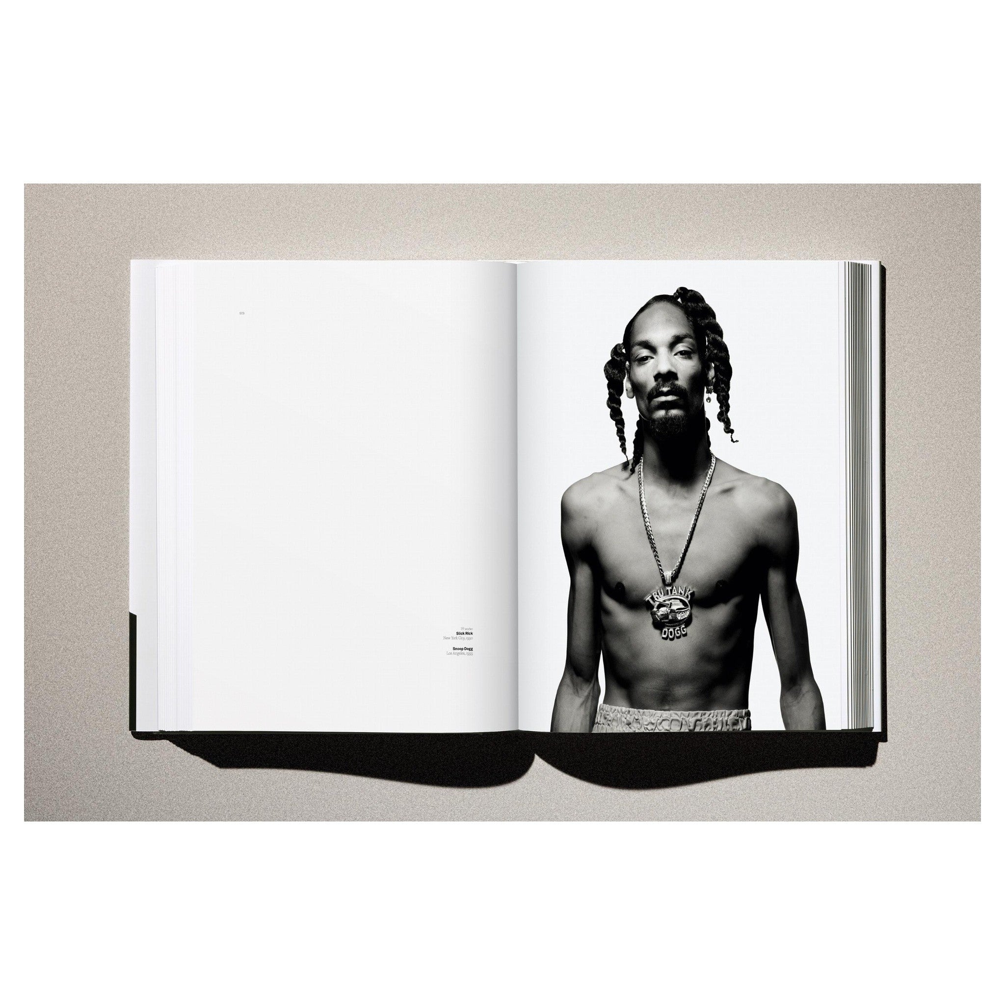 Produktaufnahme mit Fokus auf die Buchdicke und Bindung.