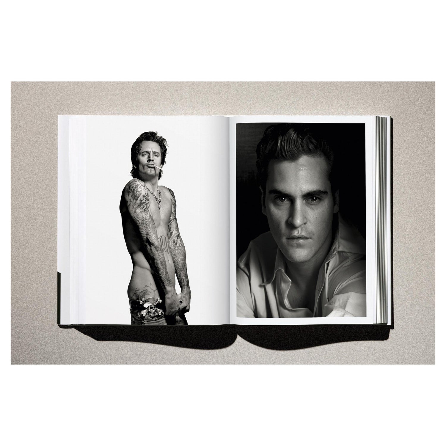 „Kaos“ elegant auf einer hellen Fläche präsentiert.