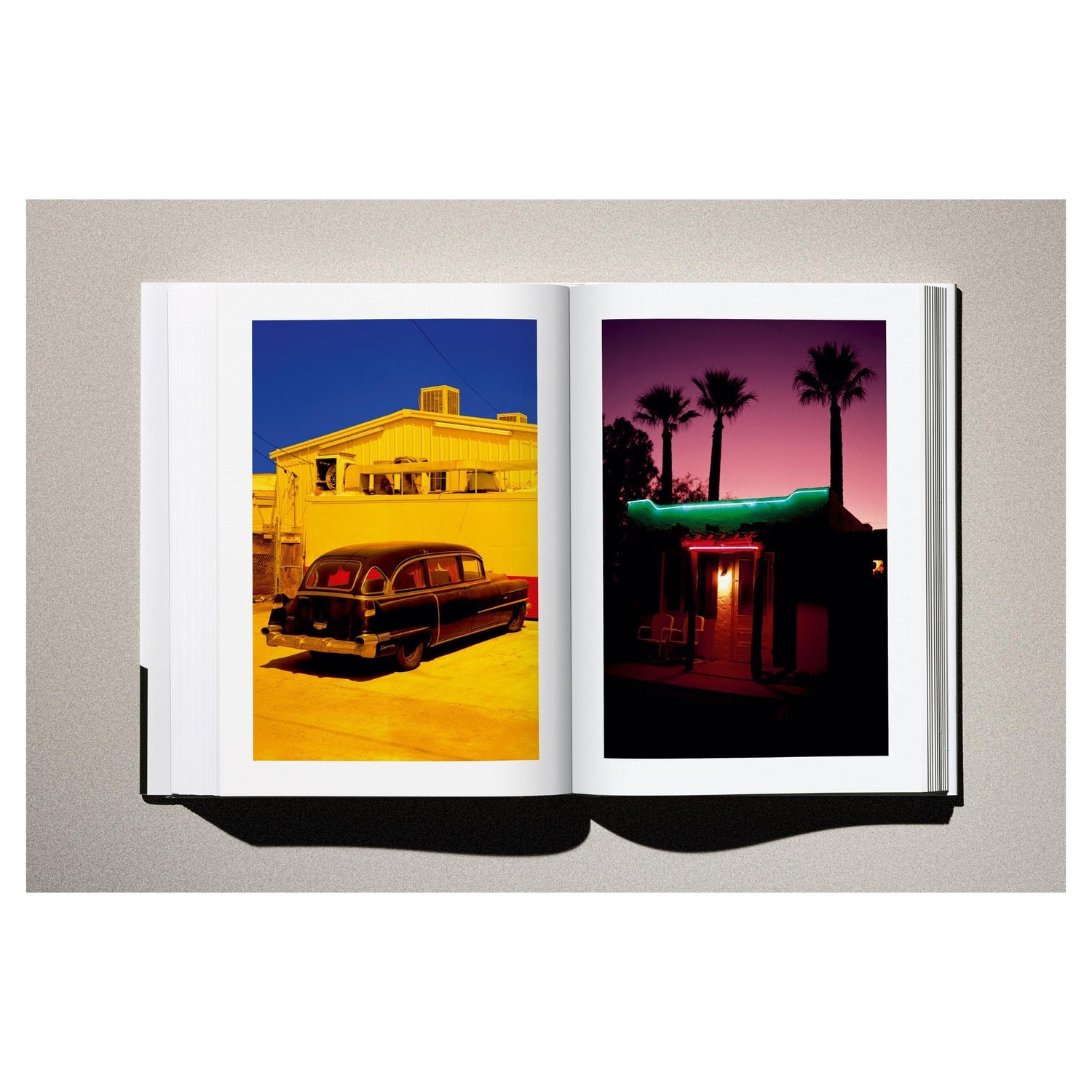 Close-up des Logos und Titels von „Albert Watson. Kaos“.