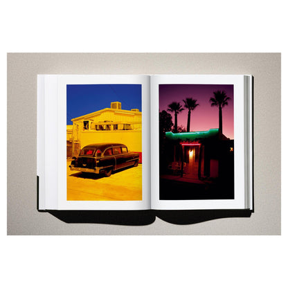 Close-up des Logos und Titels von „Albert Watson. Kaos“.